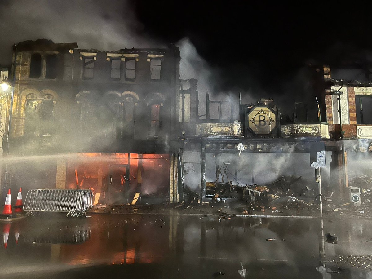 SWFireandRescue's tweet photo. 🔥 Last night, #TeamSouthWales attended a large fire in #Abergavenny

👏 We would like to thank the community for their cooperation during the incident, as well as our operational fire crews who worked tirelessly to bring the incident to a safe close. https://t.co/kiAABeY4rx