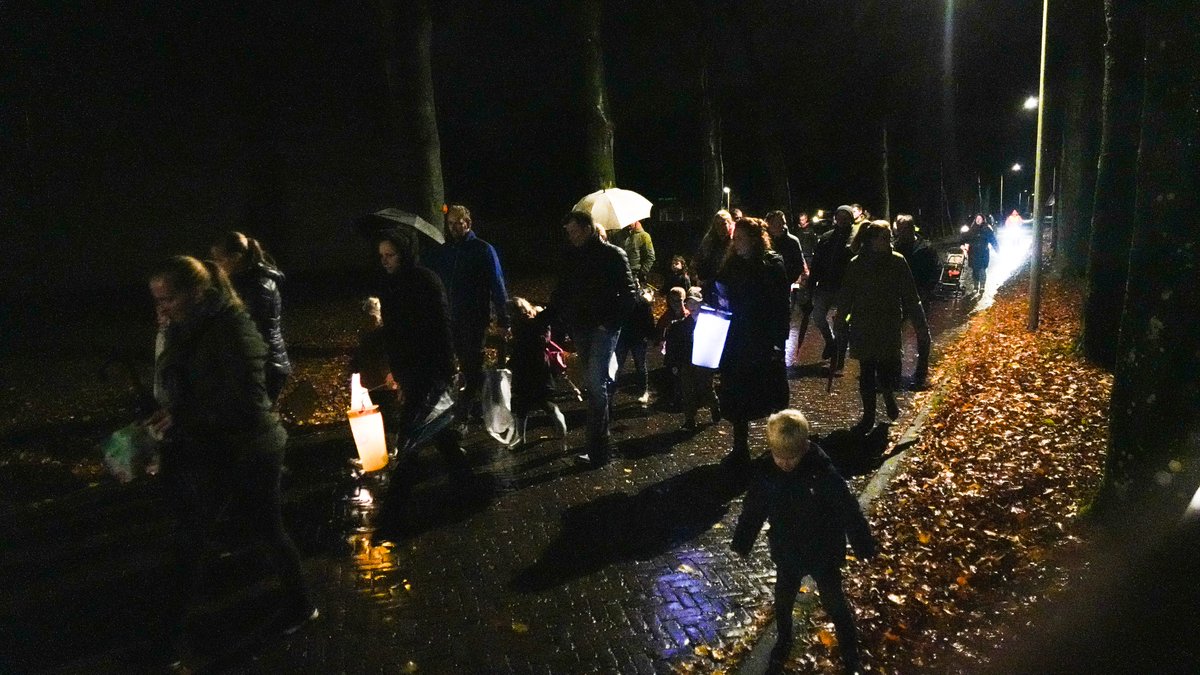 Helaas.....het weer is niet echt geweldig. En dus in <a href="/Wilhelminaoord/">Wilhelminaoord</a> een verkorte optocht. Daarna huis-aan-huis aanbellen.
#SintMaarten <a href="/RTVDrenthe/">RTV Drenthe</a> <a href="/dvhn_nl/">Dagblad van het Noorden</a> <a href="/MeppelerCourant/">Meppeler Courant</a> <a href="/SteenwkrCourant/">Steenwijker Courant</a>