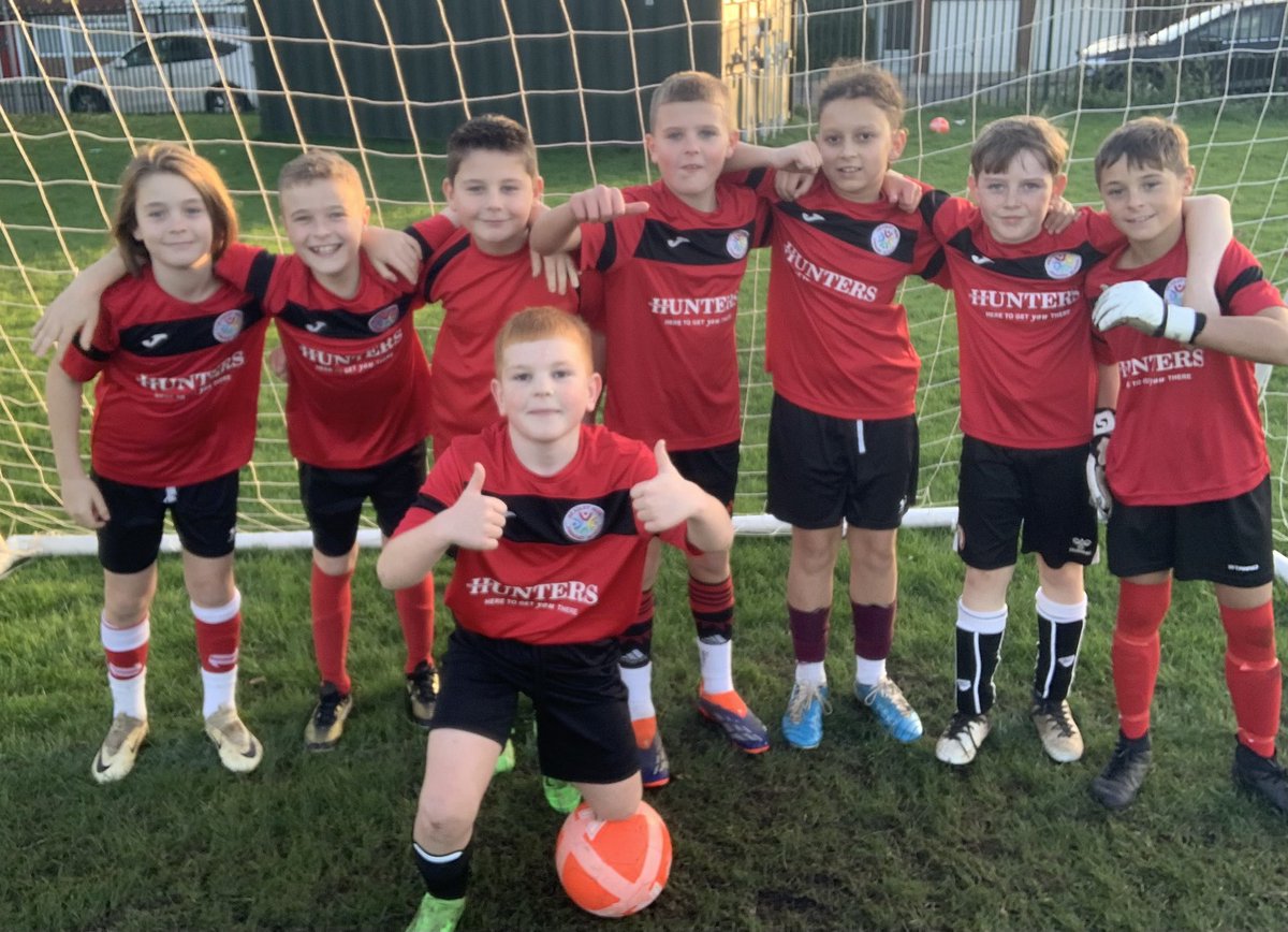 HeadleyParkPrim's tweet photo. A big well done to our #TeamHP football team on their Coronation Cup victory over Waycroft this afternoon π https://t.co/7wu4PiGb3L