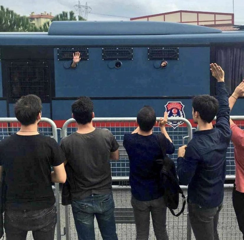 Darbeden haberi bile olmayan askeri öğrenciler,  erler ve kursiyer teğmenler 8,5 yıldır hala cezaevindeler. Emir verenler terfi, emre uymak zorunda olanlar müebbet hapis cezası aldılar. Hani adalet?
#OğlumaÖzgürlükİstiyorum