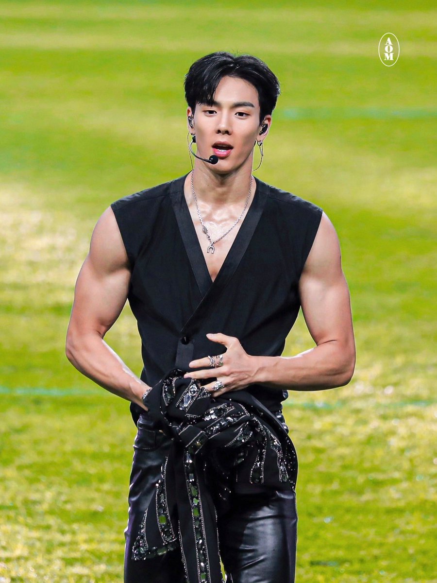 MysterioAmbrose's tweet photo. Now that likes are private, can we all agree that it's Shownu? https://t.co/AxgQYzPqXJ