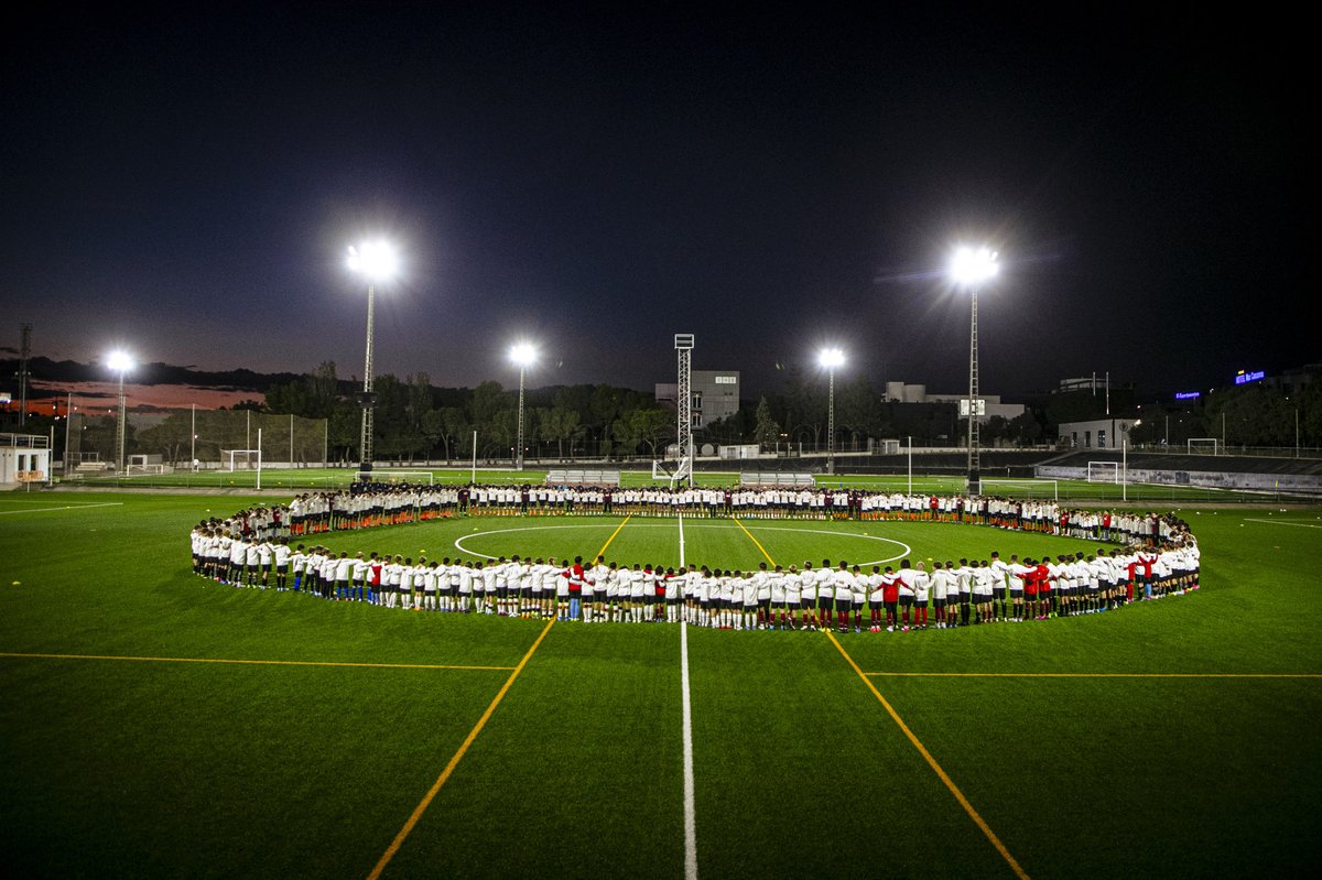 🖤Emotivo minuto de silencio en la vuelta a los entrenamientos de la <a href="/Academia_VCF/">Academia VCF #ADNVCF 🦇</a> 

🦇 300 jugadores de Fútbol 8 y Fútbol 11 con sus cuerpos técnicos realizaron un acto conjunto en homenaje a las víctimas y afectados por la DANA 

ℹ️  valenciacf.com/emotivo-minuto…