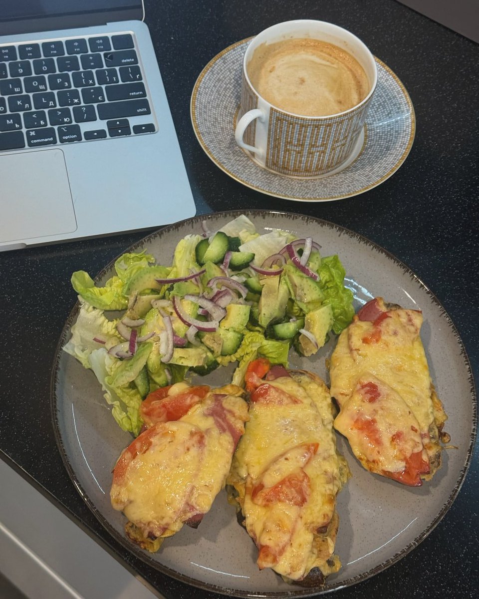 Lunchtime! 🍴🥗 Today's menu: tangy baked bread with a fresh salad and a strong cup of coffee, perfect with work time. 😊💻 #food #workmeals #coffeehour"
