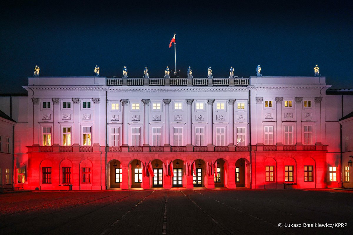 prezydentplarch's tweet photo. Pałac Prezydencki w dniu Narodowego Święta Niepodległości podświetlono w barwach narodowych. 🤍❤️🇵🇱

🔗https://t.co/mUl2kW5TP9 https://t.co/sn54Q6KPpN