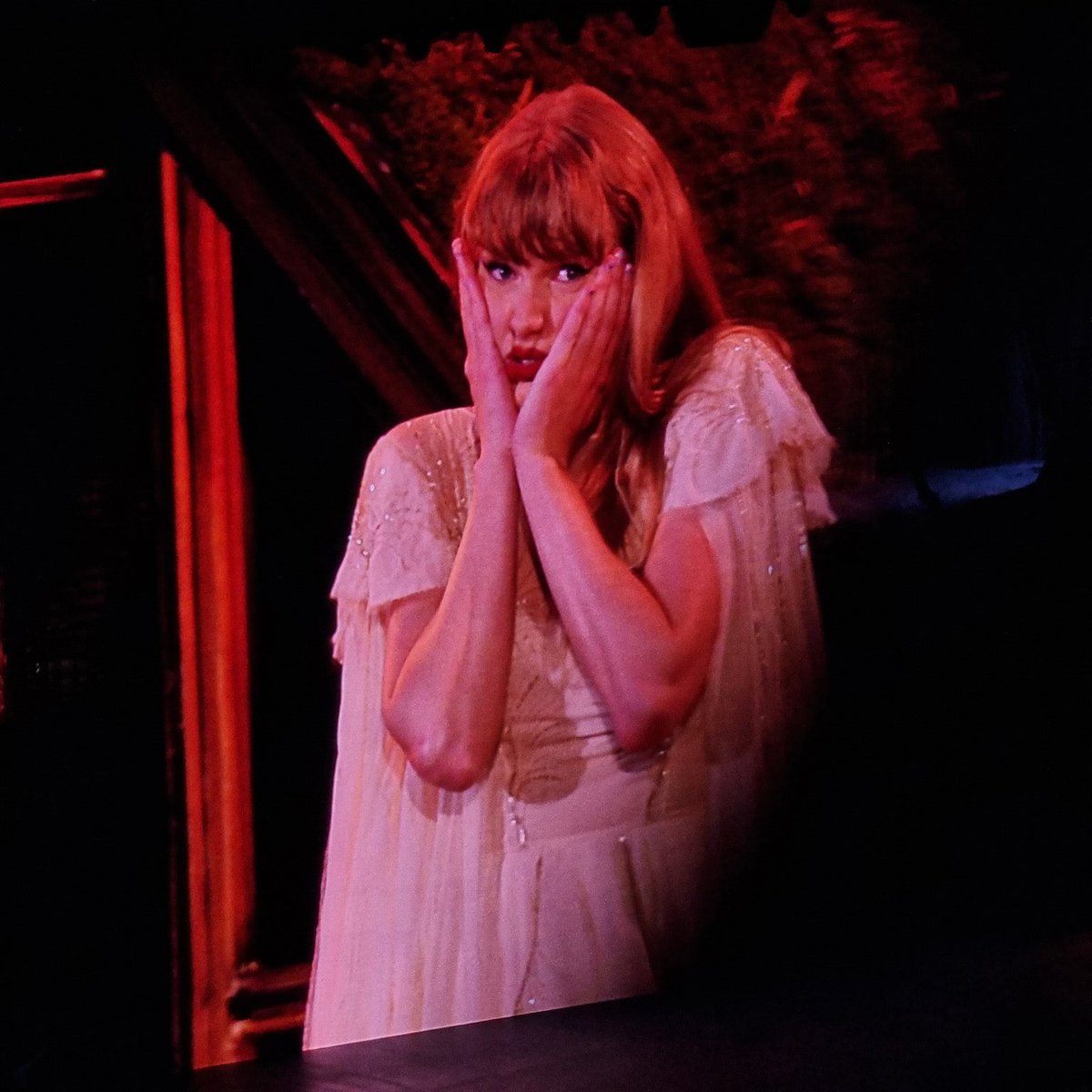TS30092's tweet photo. Taylor Swift being a pookie a very necessary🧵
.
.
.
Also reply with #ARIASTAYLOR it's the last day https://t.co/qB9c7twOb2