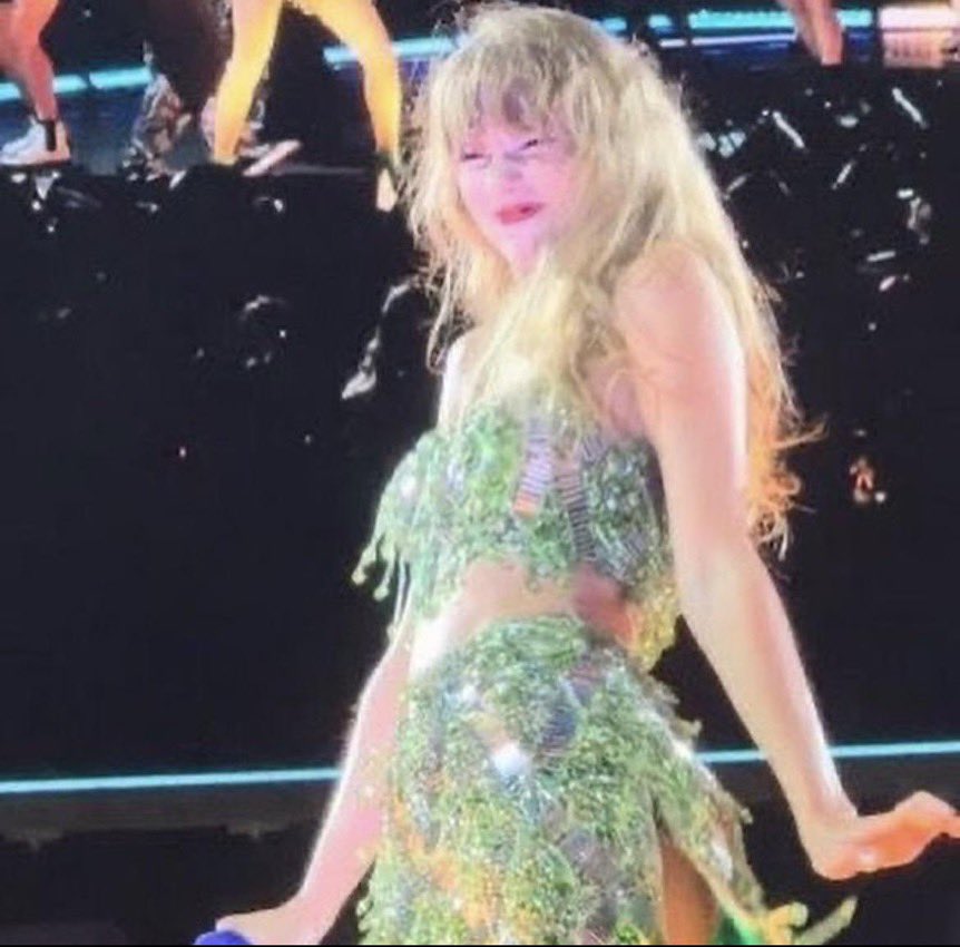 TS30092's tweet photo. Taylor Swift being a pookie a very necessary🧵
.
.
.
Also reply with #ARIASTAYLOR it's the last day https://t.co/qB9c7twOb2