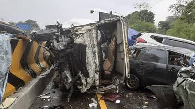 mirza_oeska's tweet photo. Telah terjadi kecelakaan beruntun di KM 92 Tol Cipularang arah Jakarta, Senin (11/11), pukul 15.15 WIB. Belum diketahui jumlah korban jiwa maupun penyebab kecelakaan ini.
Al-fatihah buat korban
#km92 #tolcipularang #cipularang #KecelakaanBeruntun #trending #musibah https://t.co/giuPuuJ1Uh