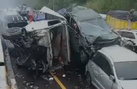 mirza_oeska's tweet photo. Telah terjadi kecelakaan beruntun di KM 92 Tol Cipularang arah Jakarta, Senin (11/11), pukul 15.15 WIB. Belum diketahui jumlah korban jiwa maupun penyebab kecelakaan ini.
Al-fatihah buat korban
#km92 #tolcipularang #cipularang #KecelakaanBeruntun #trending #musibah https://t.co/giuPuuJ1Uh