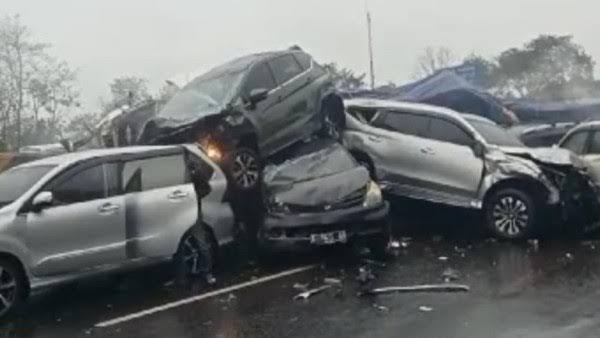 mirza_oeska's tweet photo. Telah terjadi kecelakaan beruntun di KM 92 Tol Cipularang arah Jakarta, Senin (11/11), pukul 15.15 WIB. Belum diketahui jumlah korban jiwa maupun penyebab kecelakaan ini.
Al-fatihah buat korban
#km92 #tolcipularang #cipularang #KecelakaanBeruntun #trending #musibah https://t.co/giuPuuJ1Uh