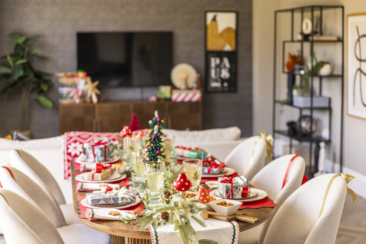 Redrow's tweet image. 🎄✨ It's time....

This year's Christmas trends are live and here's the three we've picked as our favourite:

🖤 Design with darkness 
🎪 At the Circus 
🌿 Source sustainably

See our guide for more shorturl.at/b9ru9 We can't wait to see how you're styling your home 🎅🏡