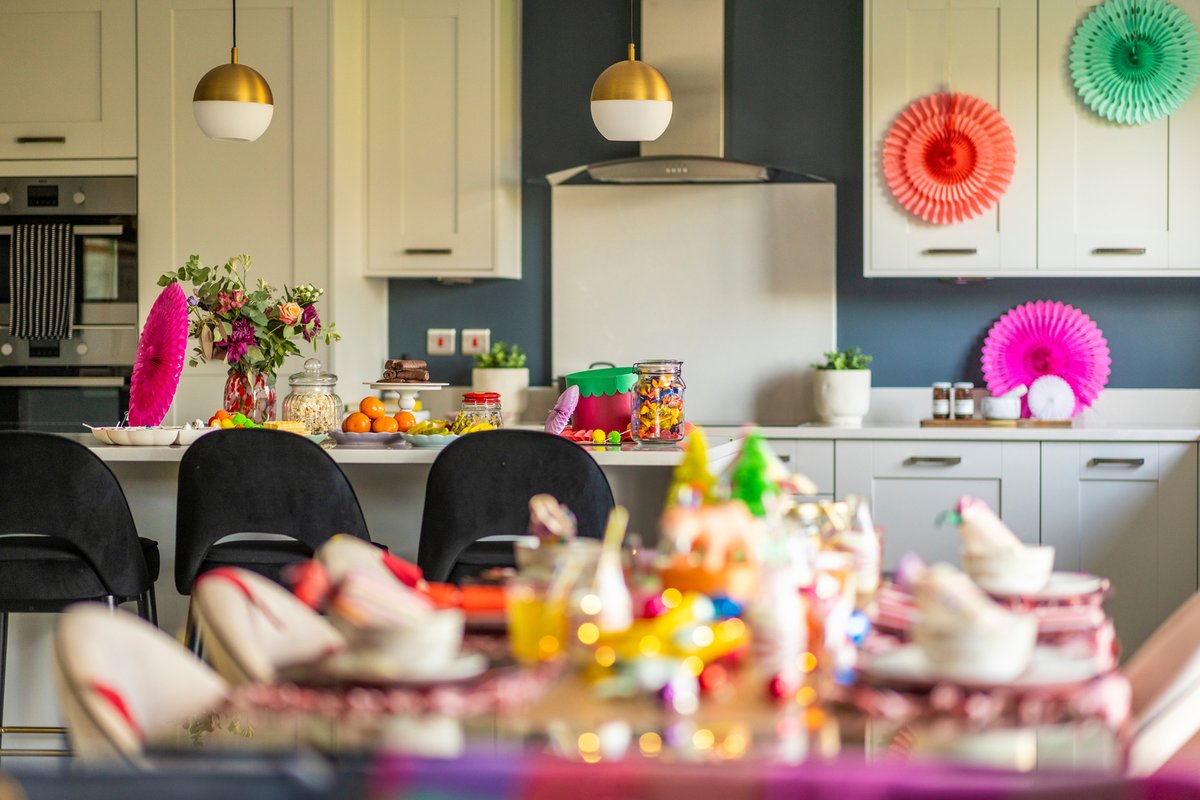 Redrow's tweet image. 🎄✨ It's time....

This year's Christmas trends are live and here's the three we've picked as our favourite:

🖤 Design with darkness 
🎪 At the Circus 
🌿 Source sustainably

See our guide for more shorturl.at/b9ru9 We can't wait to see how you're styling your home 🎅🏡