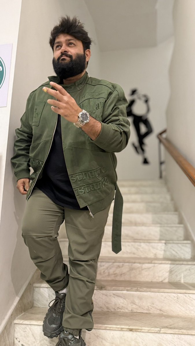 MusicThaman's tweet photo. Pic courtesy #Sujeeth 🖤📢

Choppamanaruuu 
Choppaessaaa 🤣 https://t.co/DHFVfJsUcP