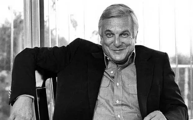 InnerFireWriter's tweet image. This man found the formula to increase self-esteem:

Nathaniel Branden.

He transformed the life of thousands with a simple system anyone can use.

Here are his 6 pillars to find joy, confidence, and success:🧵