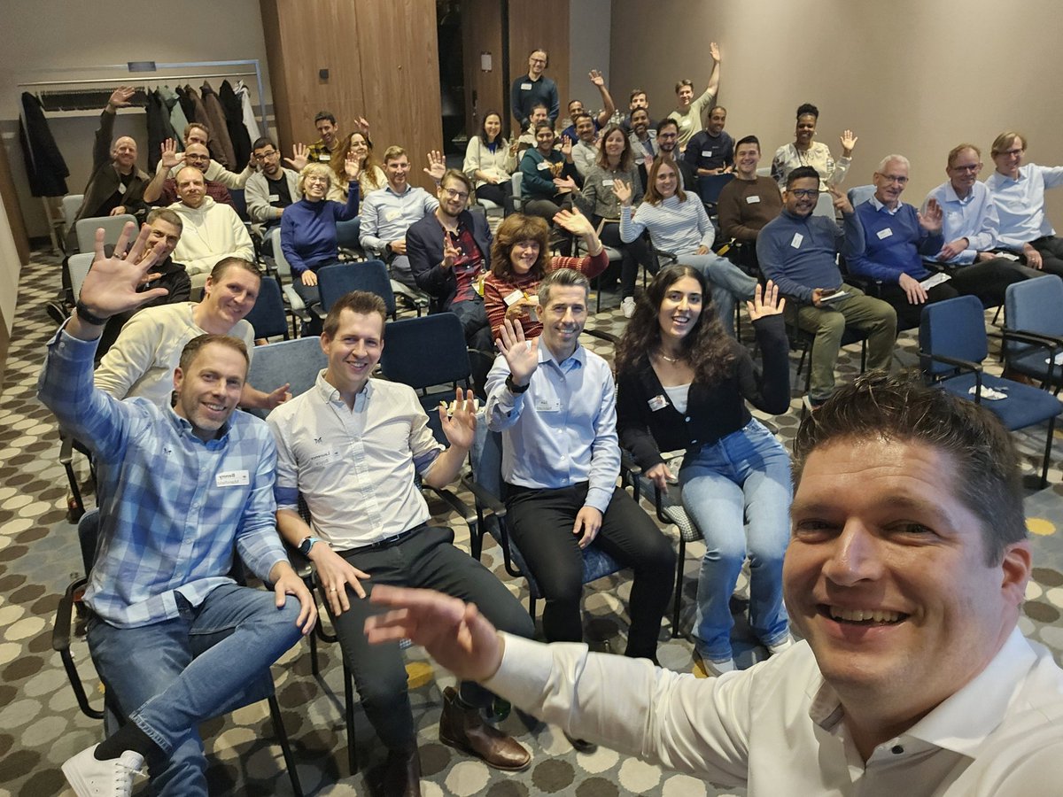 Kicking off the November meetup with a group selfie 😎 #BeneluxSFCommunity