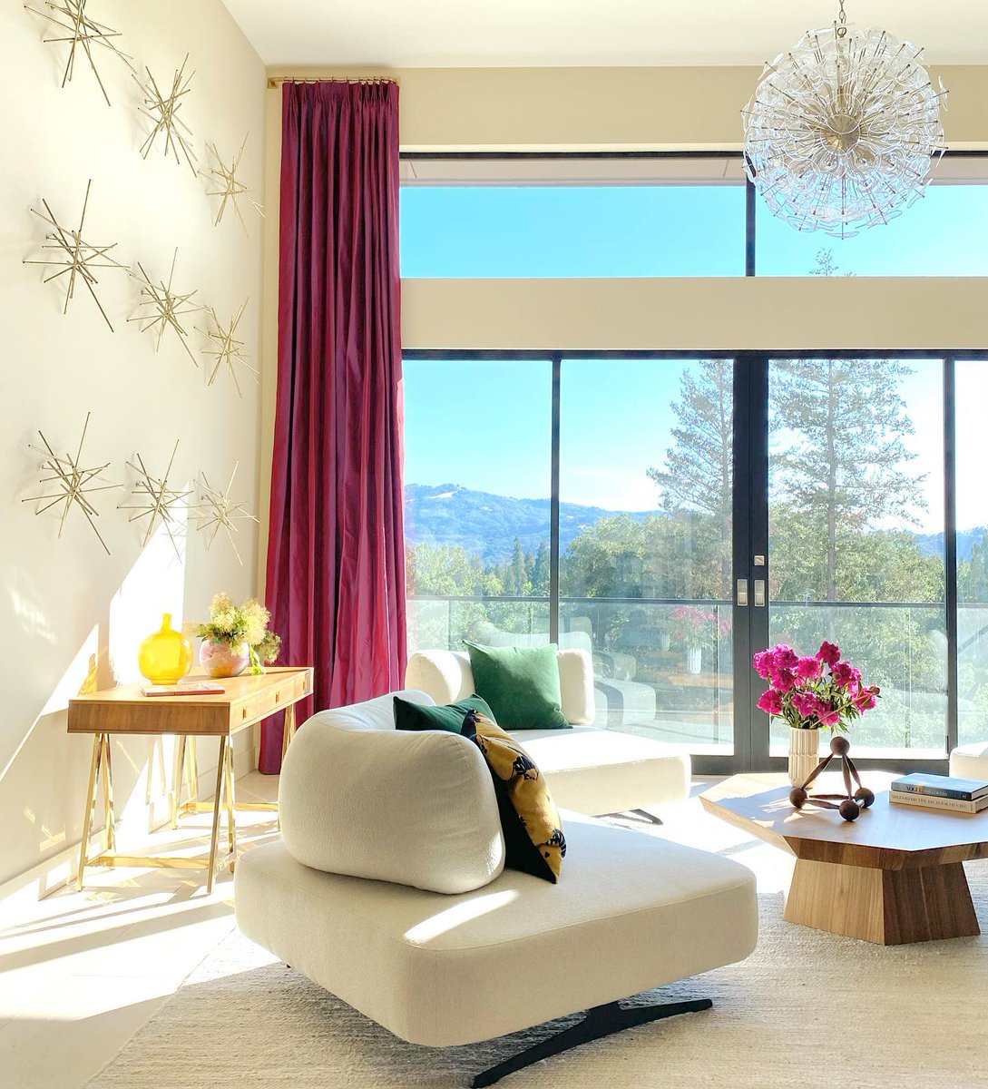 We're all about Art Deco-inspired living rooms! 

With fun, sophisticated decor and striking statement lighting as the focal point, this room is guaranteed to be your new favorite.

Shop now: cur.lt/vx633fdoy

Design: Nicole Yee Interiors
Lighting: Regina Andrew Detroit