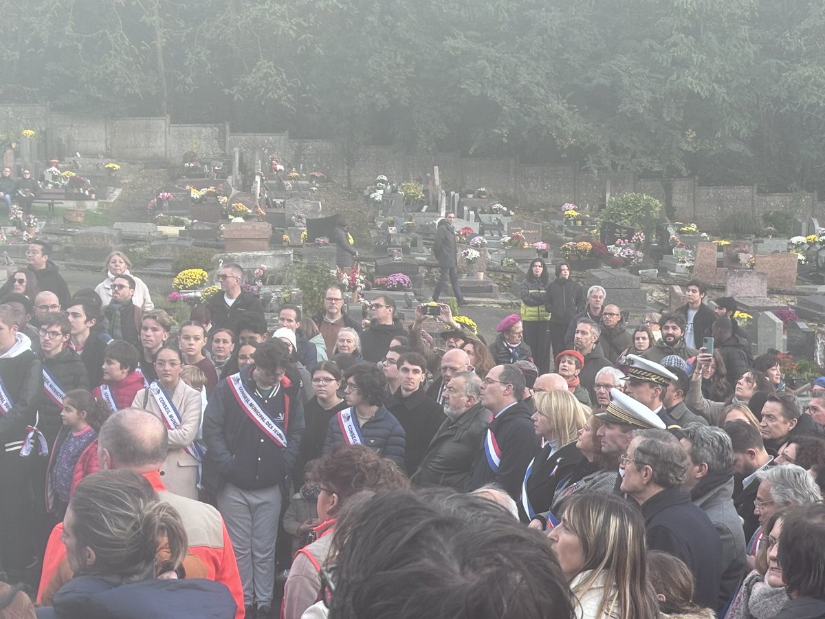 Les élèves et le référent Défense / Devoir de Mémoire du <a href="/JouvetLycee/">Lycée Louis Jouvet</a> présents à la commémoration du 11 novembre de <a href="/villetaverny/">Ville de Taverny</a> avec Madame le Maire.