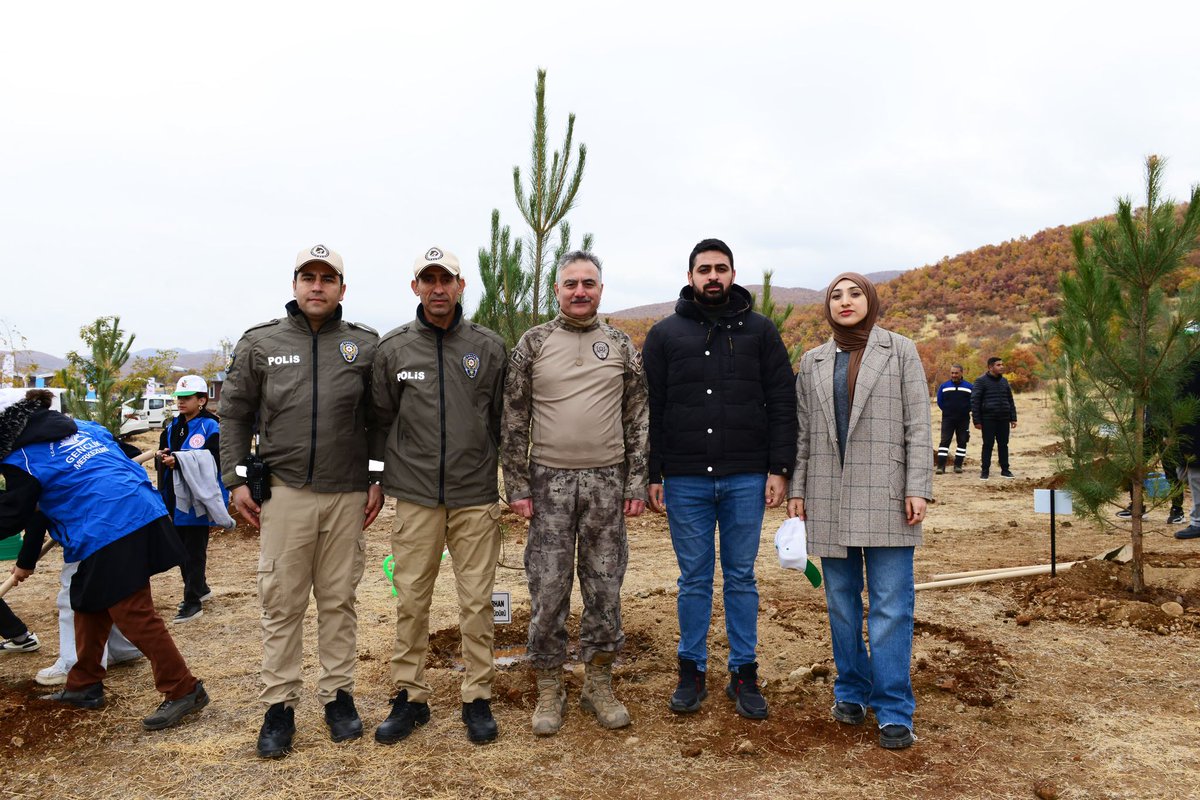Sorhan73's tweet photo. 11 Kasım Milli Ağaçlandırma Günü kapsamında “Geleceğe Nefes, İnsanlığa Nefes” temasıyla 
şehir merkezinde Orman Genel Müdürlüğü , Ilıcalar Beldesinde Bingöl Cumhuriyet Başsavcılığı adına düzenlenen fidan dikim etkinliklerine katıldım. Diktiğimiz fidanlar geleceğe nefes olsun! 🇹🇷 https://t.co/VEGtDrrTgG
