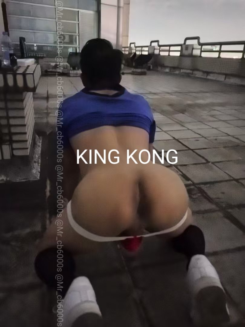 你怎么会想到在楼顶会有一个骚逼撅着屁股发骚呢？！等待骚逼的究竟是男人的大鸡巴？还是粗大的假鸡吧？还是拳头👊🏻呢？！
＃骚逼 ＃戴锁 ＃CB ＃chastity ＃欠操 ＃骚0 ＃反差 ＃暴露 ＃假鸡吧 ＃自插 ＃轮操 ＃大鸡巴 ＃拳交 #fistbump  #fist  #烂逼