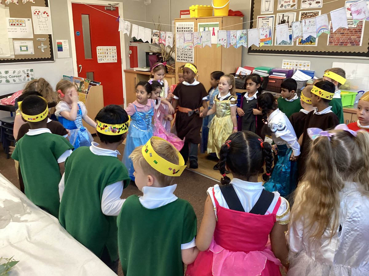 knightontmet's tweet photo. #Bloomfieldclass had a medieval banquet today to end our topic on Kings and Queens. We dressed up as royalty, learned a medieval dance and had a feast! KnMPAhistory #imagination π https://t.co/JBcsGkKBMX