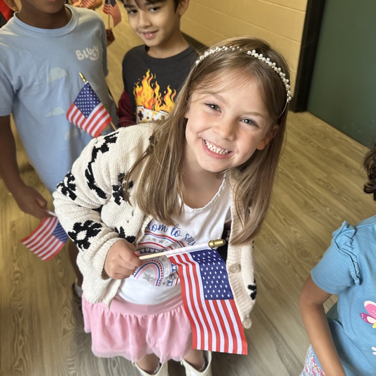 HumbleISD_FE's tweet photo. Kindergarten students enjoyed their Veterans Day parade at Willow Creek Elementary. https://t.co/U3RSBbX5tg