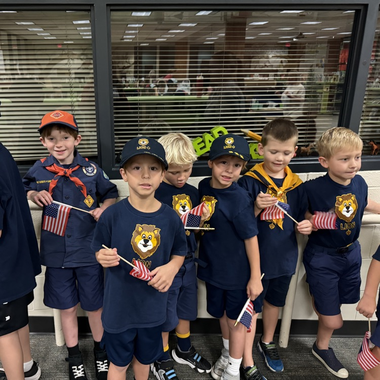 HumbleISD_FE's tweet photo. Kindergarten students enjoyed their Veterans Day parade at Willow Creek Elementary. https://t.co/U3RSBbX5tg