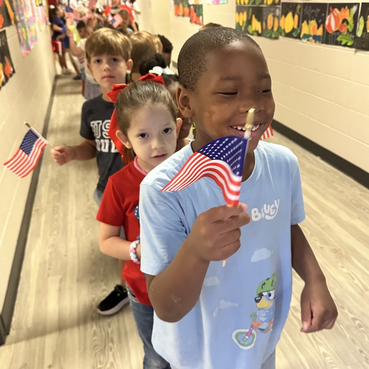 HumbleISD_FE's tweet photo. Kindergarten students enjoyed their Veterans Day parade at Willow Creek Elementary. https://t.co/U3RSBbX5tg