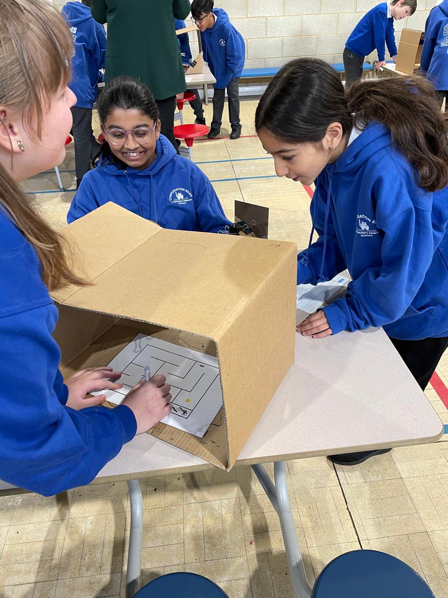 Year 6 had a great session with Captain Chemistry this morning, where they completed some really interesting experiments and were then able to discuss what went right and wrong in each of them. 🔬👩‍🔬👨‍🔬