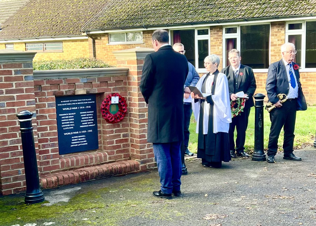 gregsmith_uk's tweet photo. Humbling to be in Widmer End to mark 11th hour of 11th day of 11th month and lay a wreath in memory of all those who made the ultimate sacrifice for our freedom. Thank you to the organisers and especially to pupils from Widmer End School for their moving contribution. https://t.co/3se5kXu0Kd