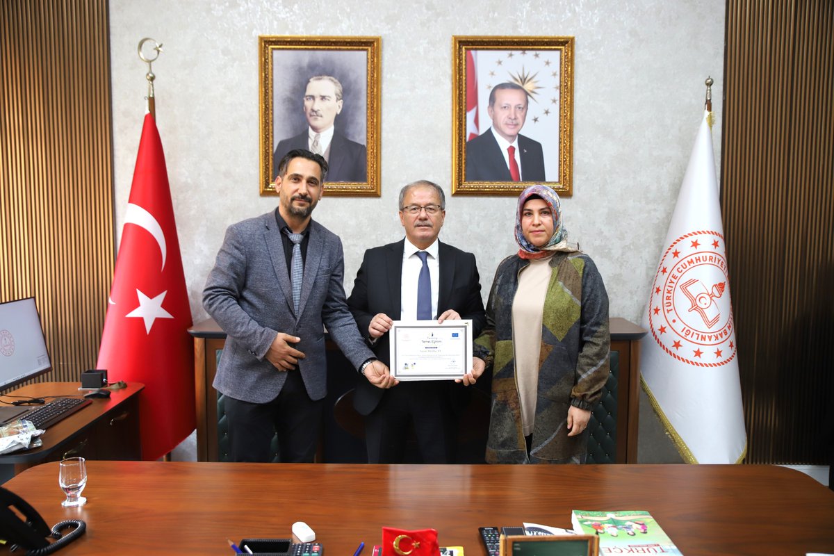 nigdeilmem's tweet photo. İl Milli Eğitim Müdürümüz Halil İbrahim YAŞAR eTwinning Temel Eğitim Çalıştayında ilimizi başarılı bir şekilde temsil eden öğretmenlerimizi makamında ağırladı. 
Kiledere İlkokulu Müdürü Bülent CENGİZ ve Sınıf Öğretmeni Meliha AY ile Kanuni Sultan Süleyman Ortaokulu Müdürü Sinan UMUCU ile Anasınıfı Öğretmeni Nuran KILAVUZ Bakanlığımız Yenilik ve Eğitim Teknolojileri Genel Müdürlüğü eTwinning Türkiye Ulusal Destek Servisi tarafından 24- 26 Ekim tarihleri arasında Van ilinde düzenlenen "eTwinning Temel Eğitim Çalıştayında ilimizi temsil ettiler. 
İl Milli Eğitim Müdürümüz Halil İbrahim YAŞAR gösterdikleri özverili çalışmalarından dolayı öğretmen ve idarecilerimizi tebrik ederek başarılarının devamını diledi.