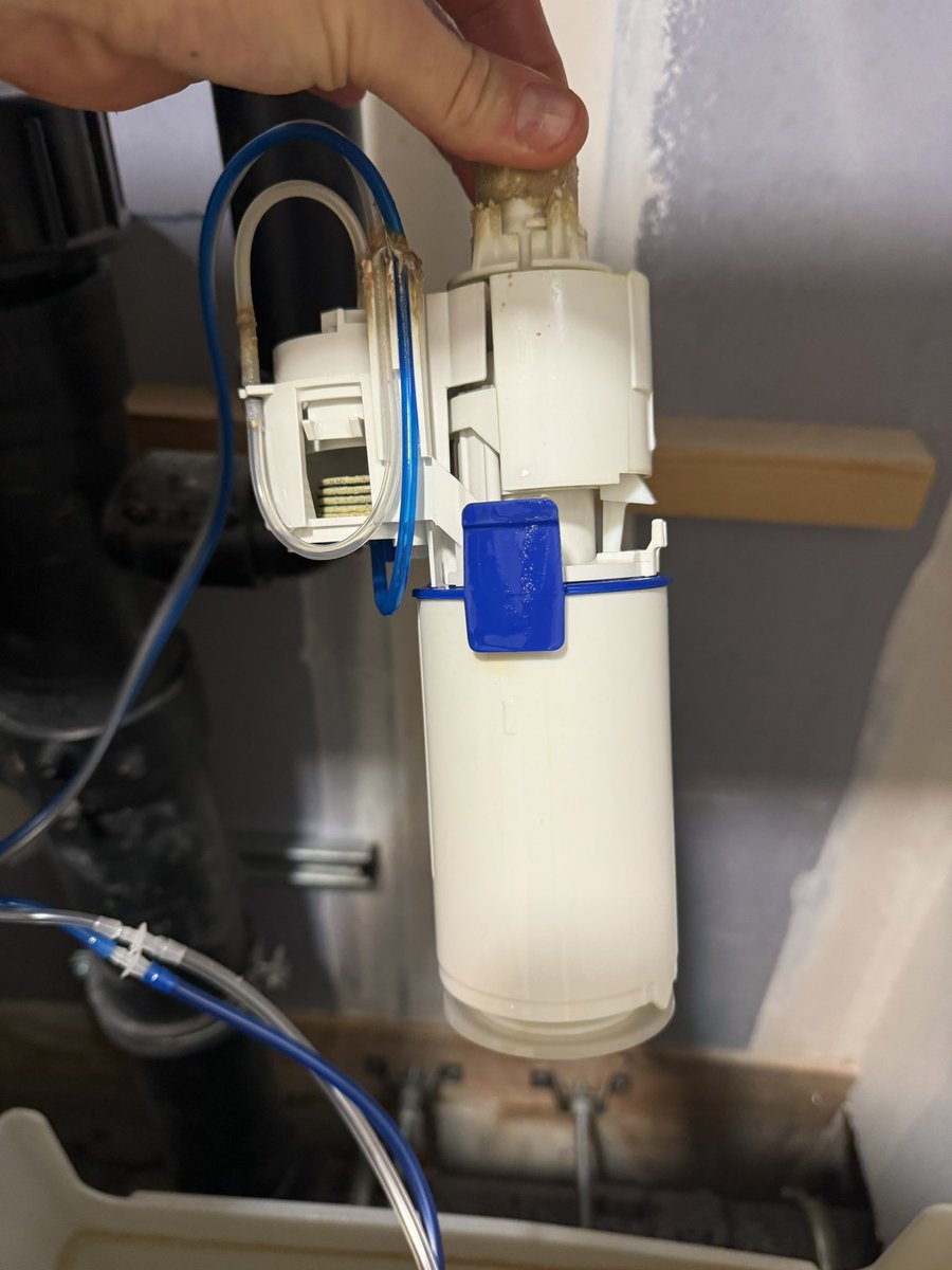 JC_Plumbing's tweet photo. @GeberitUK hi need this flush valve can you give me parts number please ? https://t.co/ukn0RiK7ze