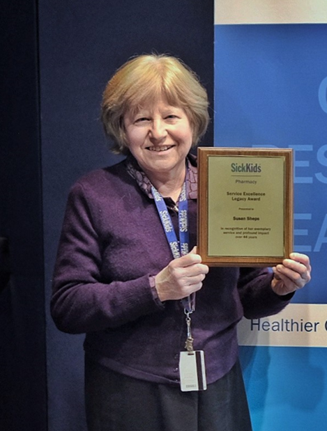 SickKidsRx's tweet image. The Pharmacy Excellence Award (Pharmacy team) was presented to Sabrina Boodhan and Han Byul Kang, pharmacists who provide consults with the Div. of Clin Pharm &amp;amp; Toxicology.
The Service Excellence Legacy Award was presented to Susan Sheps, for her 44 years of dedicated service.
