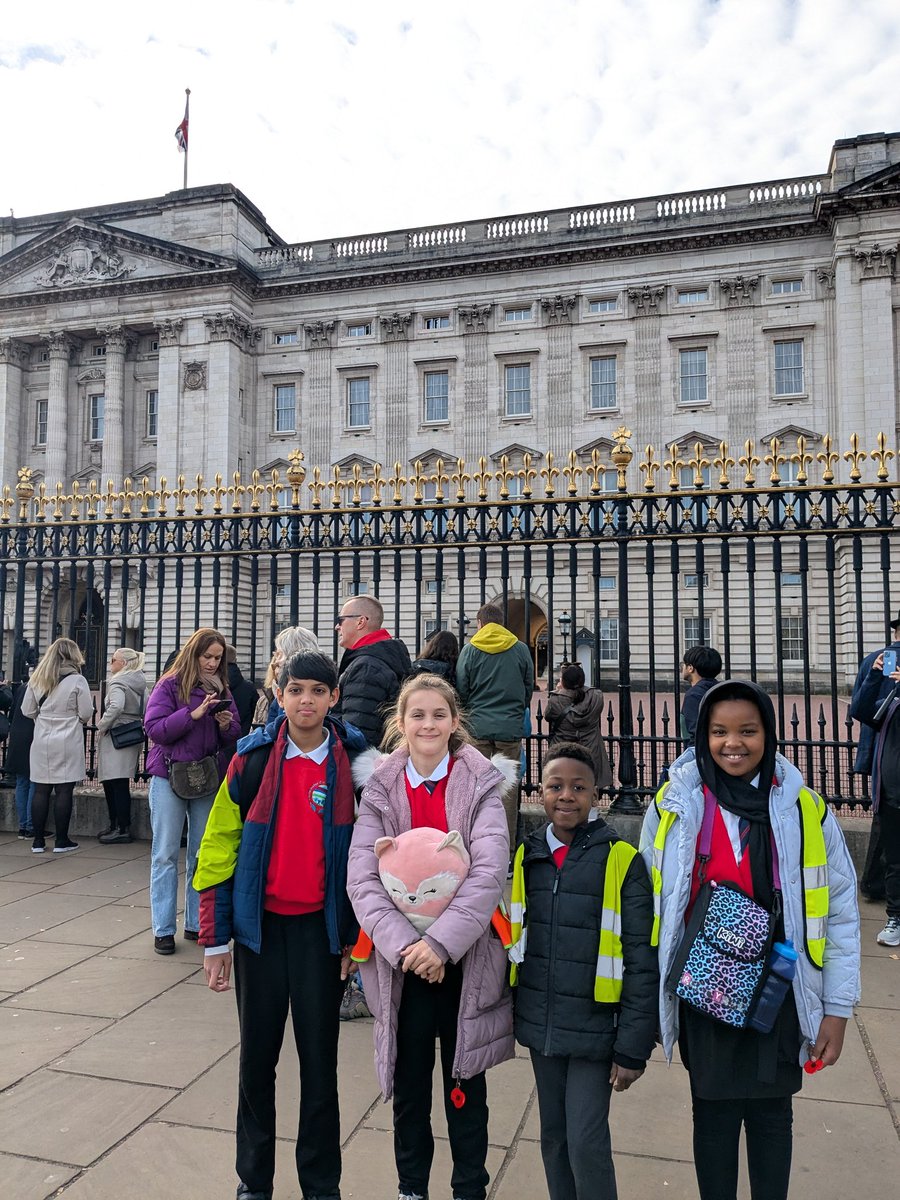 sigallacherHT's tweet photo. Enjoyed Buckingham Palace on the walk down to Westminster. https://t.co/l5onGtp5oA