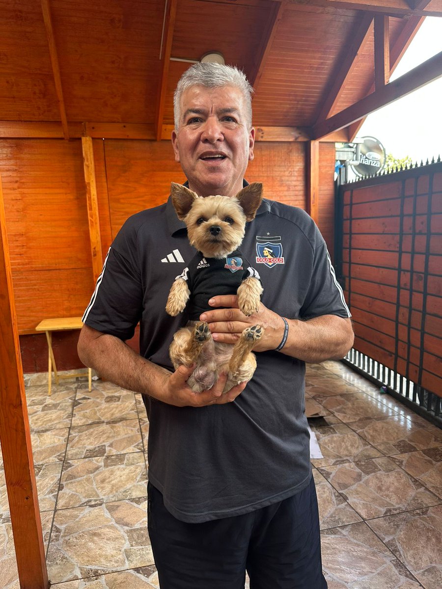 panxoclo's tweet photo. Ver a mi viejo feliz lo es todo, acá con bowito totalmente arellanizado ⚪⚫🤟🏻 #VamosColoColo #La34 #CampeonHayUnoSolo #Campeones https://t.co/xLUSBzA9Lp
