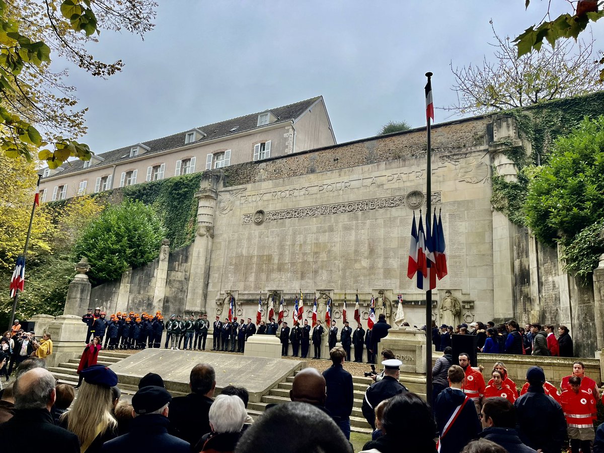 🇫🇷 Aujourd’hui, 11 novembre, souvenons-nous de nos soldats, de nos poilus tombés pour nous.

A nous d’entretenir leur souvenir. La flamme de leur mémoire, comme ici ce matin à Chartres, ne s’éteindra pas. Pour eux. Pour la France !