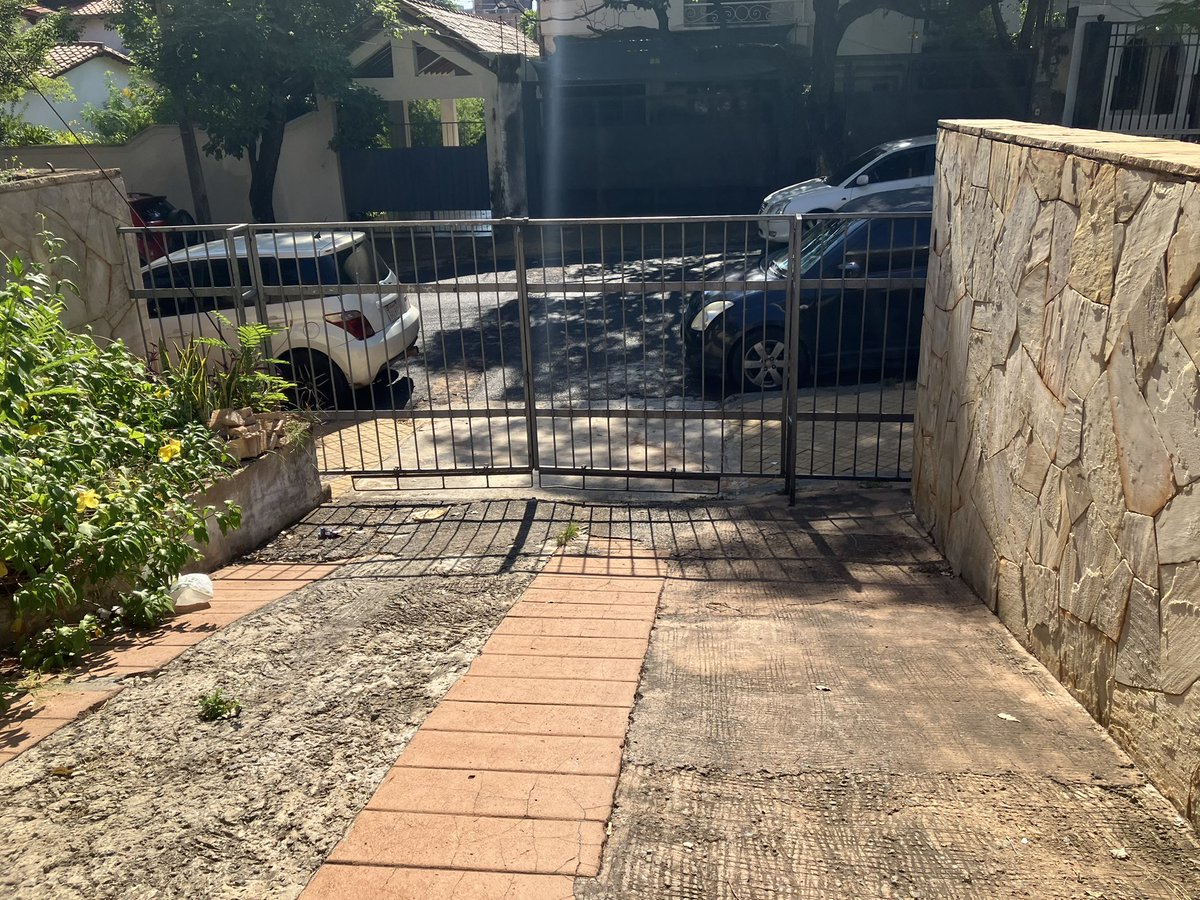 juxin05's tweet photo. Es hermoso ver como estacionan en frente de casa, poetico

Les chupa un huevo @asu_transito , a ver si trabajan y ordenan la zona del ministerio de defensa @AsuncionMuni https://t.co/6lUMDNv036