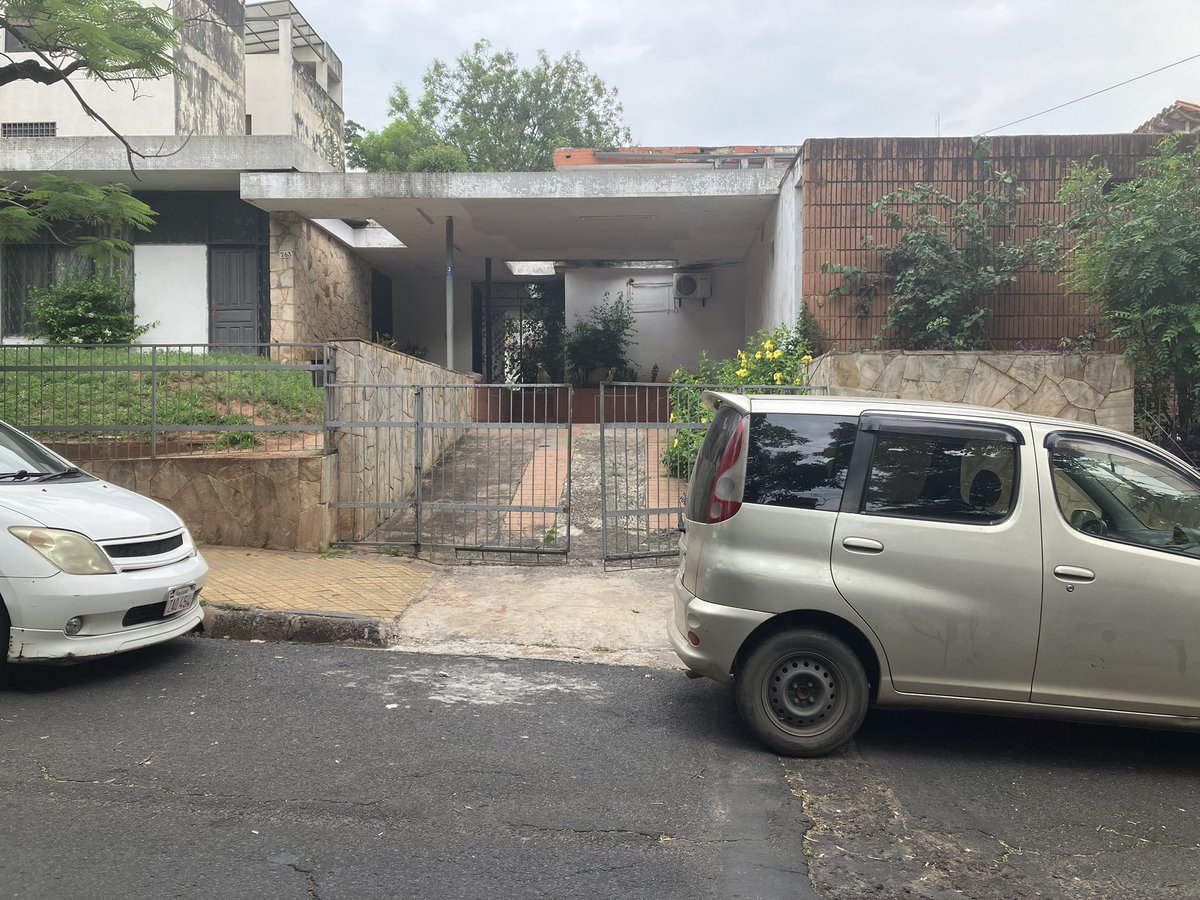 juxin05's tweet photo. Es hermoso ver como estacionan en frente de casa, poetico

Les chupa un huevo @asu_transito , a ver si trabajan y ordenan la zona del ministerio de defensa @AsuncionMuni https://t.co/6lUMDNv036