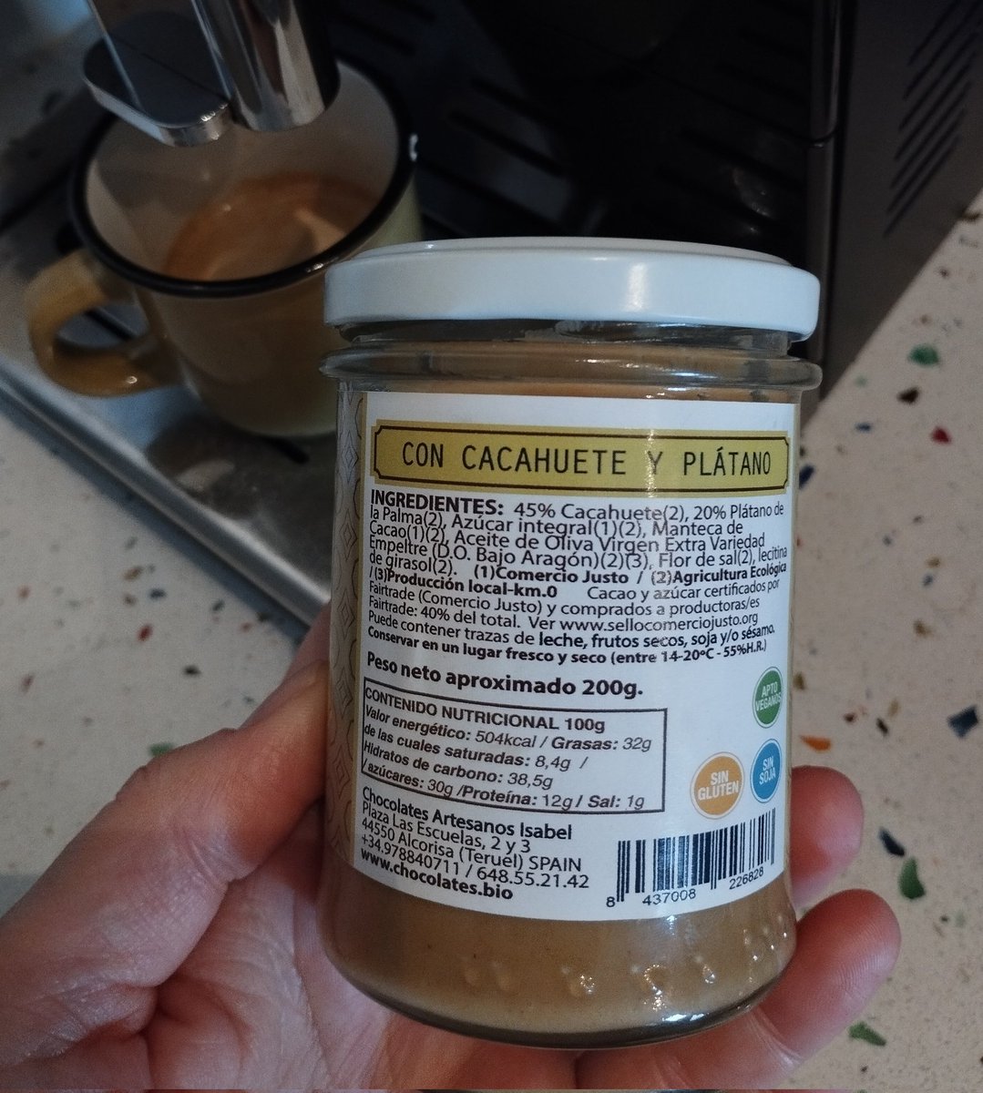 ☕🍫Para alegrar las tortitas de arroz -tan sosas ellas- esta crema de chocolate blanco vegano con cacahuete 🥜 y plátano 🍌 está de muerte. De #ChocolatesArtesanosIsabel <a href="/ChocolateEtico/">Chocolates Artesanos Isabel</a> Hecha en #Alcorisa #Teruel con ingredientes ecológicos y de #comerciojusto