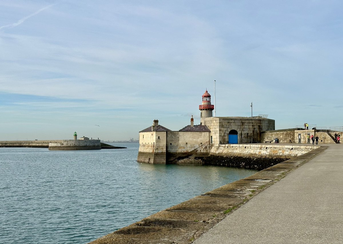 After days and days of grey, doomy skies we have this! I forgive the Irish climate everything on a November day like this. And I’m so lucky to have this a 7 minute gallop from my door 🇮🇪
#dunlaoghaire