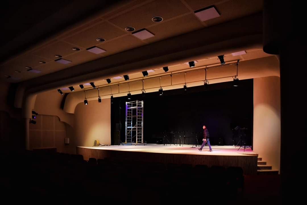 HCeku's tweet photo. 🎭Ka përfunduar rinovimi i teatrit të qytetit "Muharrem Qena" në Mitrovicë. Kjo është dëshmi e përkushtimit të Qeverisë për të krijuar kushte të dinjitetshme për artistët e publikun artdashës. Ky modernizim i hapësirës së teatrit bëhet edhe në nderim të figurës së Muharrem Qenës. https://t.co/0rI86qAHWo
