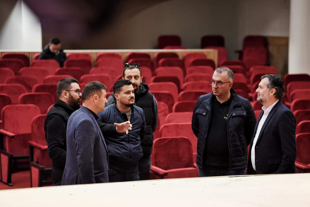 🎭Ka përfunduar rinovimi i teatrit të qytetit "Muharrem Qena" në Mitrovicë. Kjo është dëshmi e përkushtimit të Qeverisë për të krijuar kushte të dinjitetshme për artistët e publikun artdashës. Ky modernizim i hapësirës së teatrit bëhet edhe në nderim të figurës së Muharrem Qenës.