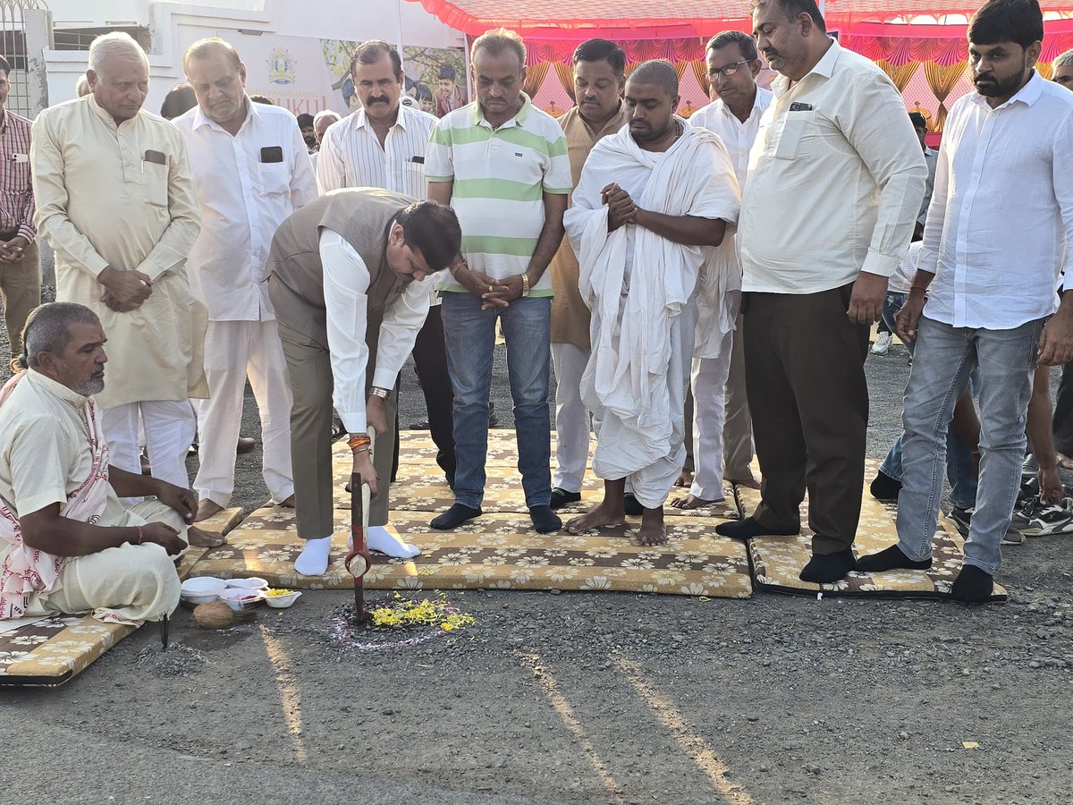 JagdishMakwana_'s tweet photo. આજરોજ મારા મતવિસ્તારના રતનપર થી માળોદને જોડતા રોડના રિસફ્રેસિંગ કાર્યનું ખાતમુર્હુત કર્યું.

ગુજરાતના દરેક વિસ્તારો શહેર સમકક્ષ અને આધુનિક માળખાકીય સુવિધાસભર બને તે માટે ભાજપ સરકાર કટીબદ્ધ છે. https://t.co/hSvCsuXlWf
