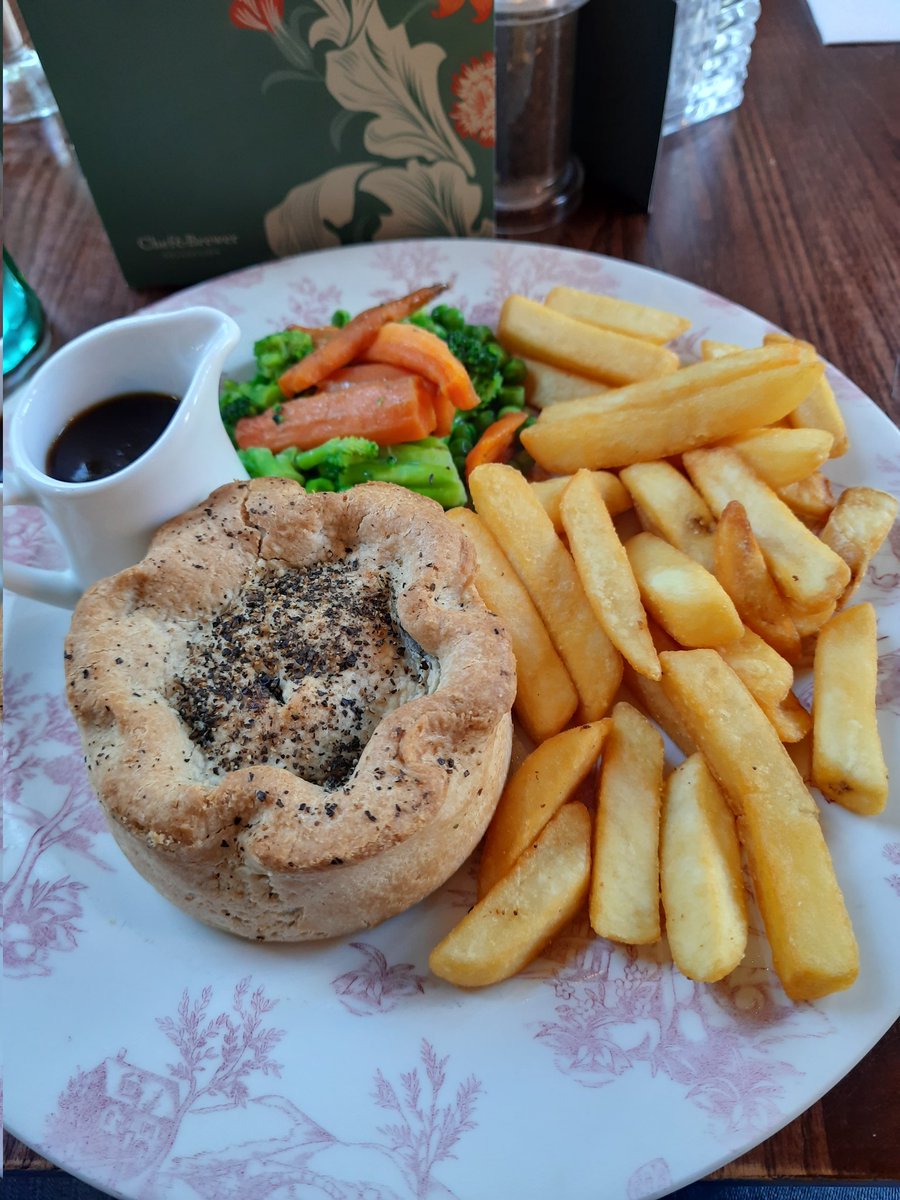 Rob_Anybody_'s tweet photo. Day off today, so had a pub lunch! Mushroom and ale pie, with triple chocolate brownie to follow, so full now 😴 https://t.co/Pb6qDiL7GU