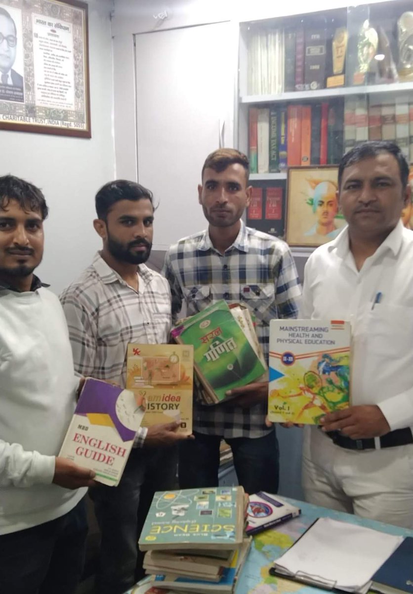 आज आदरणीय मिशनरी साथी भाई भगवानदास फूले (हैबतपुर) नीलोखेड़ी जी ने डा भीमराव अम्बेडकर लाइब्रेरी के लिए 8वीं, 11वी, 12वी क्लॉस की 50 बुक्स भेंट की । इस मौके पर भाई प्रदीप फूले जी ,भाई मोंटी हैबतपुर जी साथी उपस्थित रहे । 
सेवा संस्था पुस्तकालय करनाल टीम 
एडवोकेट मानसिंह 9050704568
