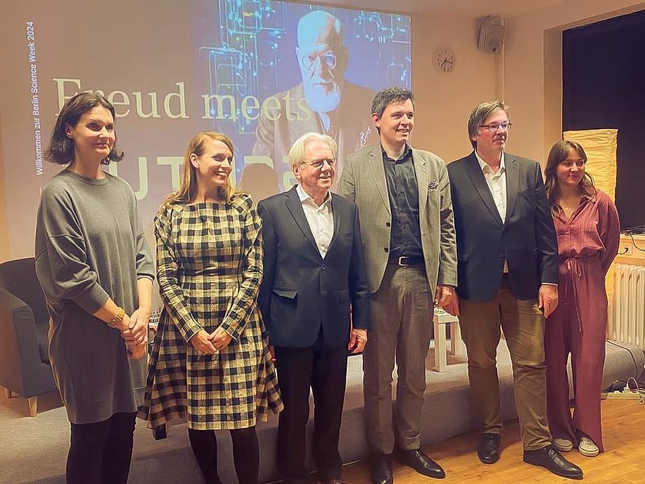 #SFUBerlin (@berlinsfu) on Twitter photo <a href="/FuturiumD/">Futurium</a> <a href="/tu_wien/">TU Wien</a> <a href="/Brandt_Futurium/">Stefan Brandt</a> <a href="/BerlinSciWeek/">Berlin Science Week</a> #recap #FreudMeetsFuture <a href="/BerlinSciWeek/">Berlin Science Week</a> • Die #Zukunft liegt in unseren Händen, sondern es kommt auf viele mögliche Zukünfte an! Dazu Erik F. Øverland treffend: „Es geht nicht darum, im Nachhinein recht zu behalten, sondern auf interessante Weise falsch zu liegen.“ #future <a href="/FuturiumD/">Futurium</a> <a href="/tu_wien/">TU Wien</a> <a href="/Brandt_Futurium/">Stefan Brandt</a> <a href="/BerlinSciWeek/">Berlin Science Week</a> #recap #FreudMeetsFuture <a href="/BerlinSciWeek/">Berlin Science Week</a> • Die #Zukunft liegt in unseren Händen, sondern es kommt auf viele mögliche Zukünfte an! Dazu Erik F. Øverland treffend: „Es geht nicht darum, im Nachhinein recht zu behalten, sondern auf interessante Weise falsch zu liegen.“ #future