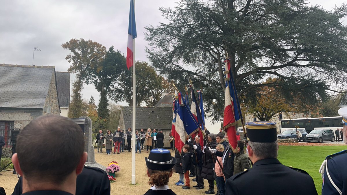mclemouel1's tweet photo. Ce matin nous rendions hommage à tous les morts pour la France à l’occasion du jour anniversaire de l’armistice de 1918.

Un devoir de mémoire qui nous incombe et que nous nous devons de transmettre.
#Armistice1918 
#pontivy https://t.co/WTN900emTh