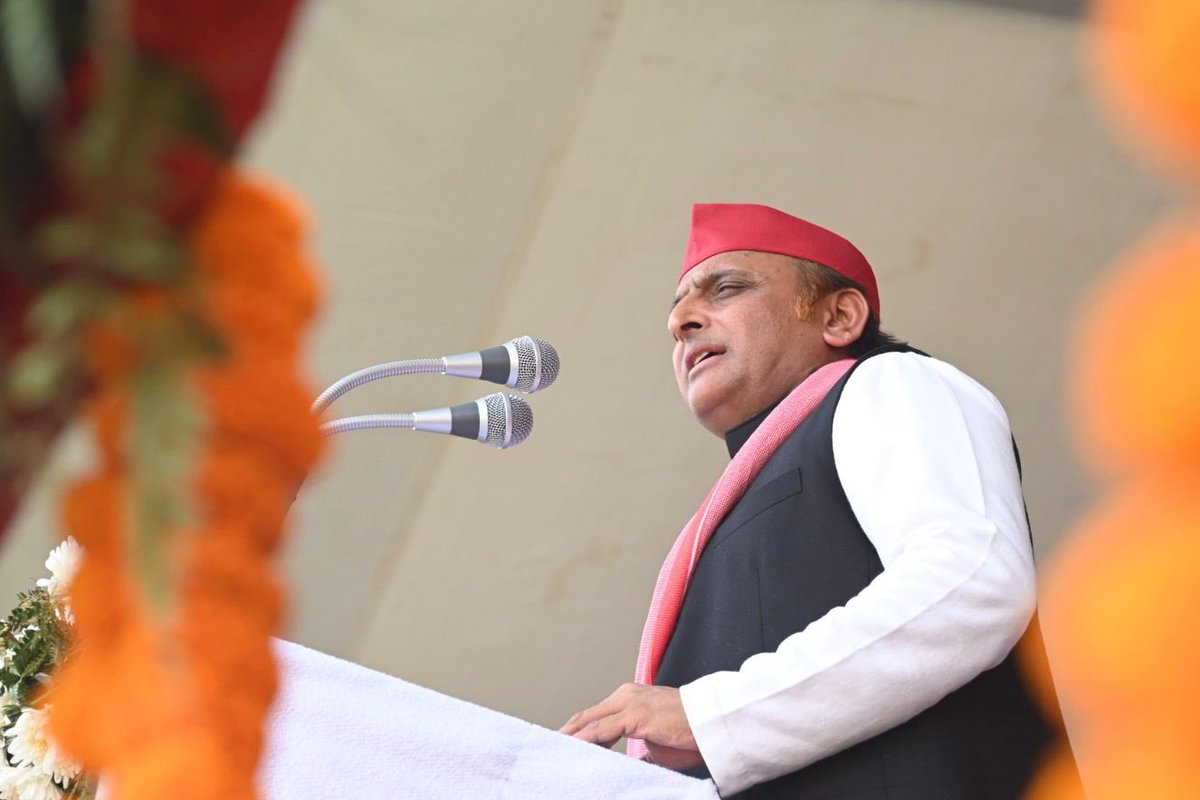 yadavakhilesh's tweet photo. आज कुन्दरकी विधानसभा उपचुनाव में: 

कुन्दरकी में सौहार्द की जीत होगी। 
कुन्दरकी नकारात्मक राजनीति की धार को कुन्द कर देगी। कुन्दरकी के लोग नेगेटिव पॉलिटिक्स का जवाब पॉज़िटिव पॉलिटिक्स से देंगे। ये उपचुनाव भाजपावाले हारेंगे… प्रतिशत के हिसाब से बोलें तो ‘सौ की सौ’ और सीट के हिसाब से बोलें तो ‘नौ की नौ’

एक आह्वान : करें मतदान, रहें सावधान!

एक अपील : जब तक हाथ में जीत का प्रमाण नहीं, तब तक विश्राम नहीं।

PDA का परचम लहराएगा।
PDA की Progressive, Positive Politics जीतेगी।

संविधान की रक्षा, आरक्षण, महँगाई, बेरोज़गारी-बेकारी, भ्रष्टाचार, नारी सुरक्षा, युवा के भविष्य, किसान-कृषि-मज़दूर, जातीय जनगणना के लिए संघर्ष जारी रहेगा।

#जुड़ेंगे_तो_जीतेंगे
#संविधान_संजीवनी_है
#PDA_हराएगा_NDA