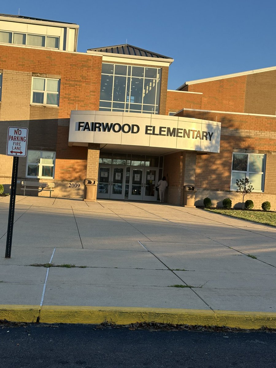 kremer_becky's tweet photo. Happy Monday!  Great morning for a SPED department meeting.  Thank you Rachel Bridgeford and Sean Riley for the invite. #resources #communitysupports #ParentMentorsRock #BigBlueOnTheMove #HamiltonProud @Hamilton_FW @FWAsstPHCSD @ParentMentorsOh https://t.co/PG79sqUxvO