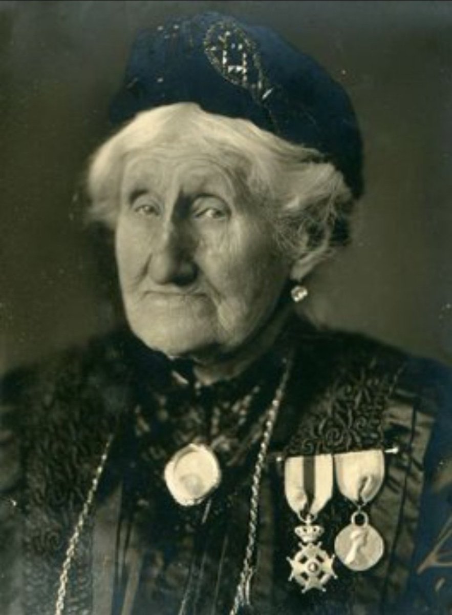 The formidable Madame Tack, who was  78 years old when Germany invaded Belgium in 1914. She refused to leave her house (and parrot/donkey) at the Yser frontline and provided soldiers in the trenches with soup and coffee. #WWI #ArmisticeDay
