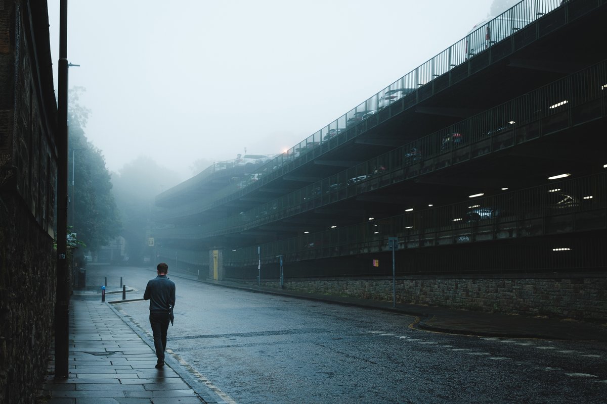 J'hésite à supprimer mon compte Twitter vu qu'Elon Musk est un gros tas de merde puant mais bon, en attendant je vous lâche une photo d'Edinbourg