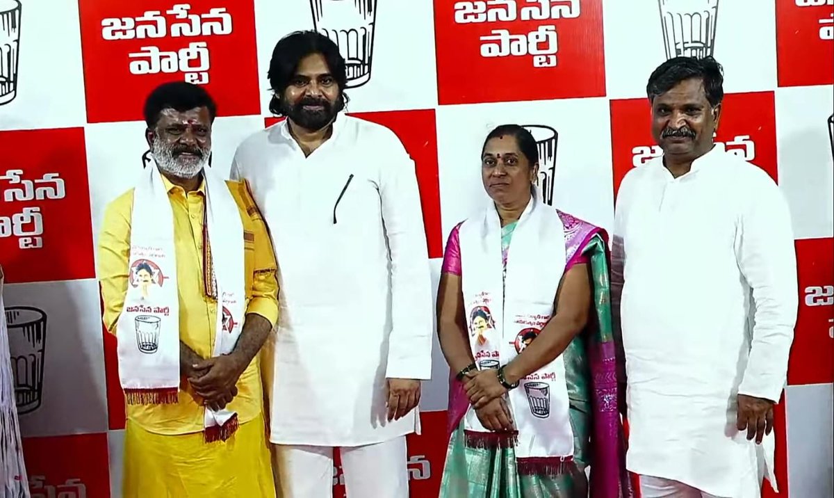 MadhusudhanJSP's tweet photo. @JanaSenaParty అధ్యక్షులు శ్రీ పవన్ కళ్యాణ్ గారి సమక్షంలో ధర్మవరం మున్సిపాలిటీకి చెందిన వైఎస్ఆర్సిపి పార్టీ కౌన్సిలర్లు,మాజీ కౌన్సిలర్లు,వార్డు ఇన్చార్జులు జనసేన పార్ట��లోకి చేరారు. వీరందరికీ శ్రీ పవన్ కళ్యాణ్ గారు పార్టీ కండువా కప్పి పార్టీలోకి సాదరంగా ఆహ్వానించడం ఆనందకరం. https://t.co/5V9jgYE4BI